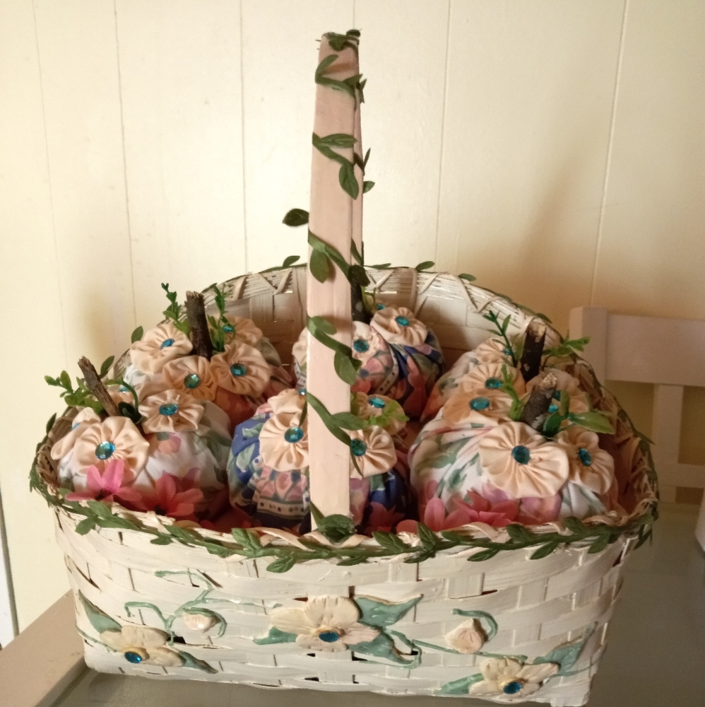 Large shabby chic basket 24" long with 6 matching apples